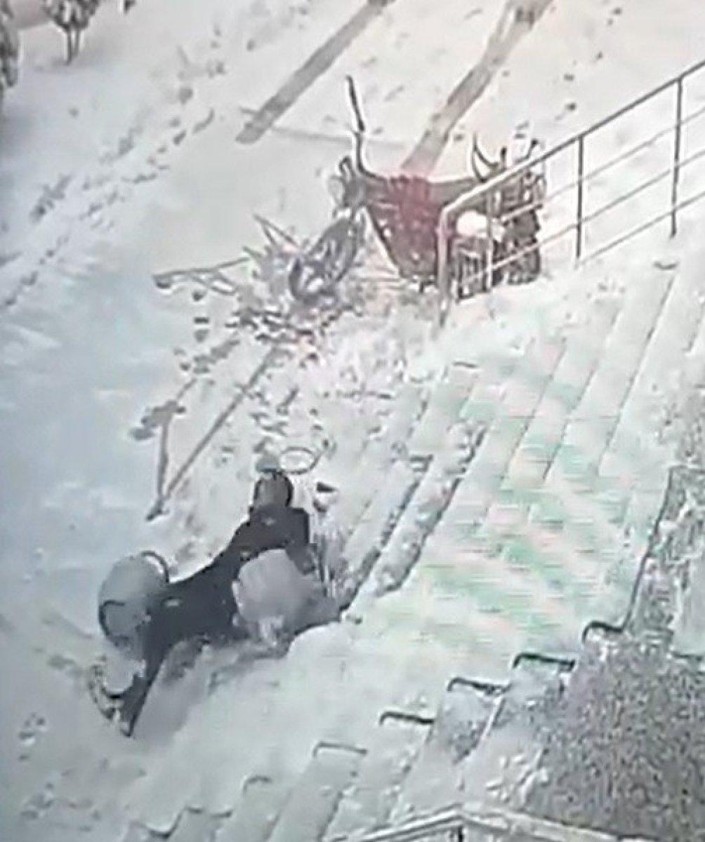 Tokat'ta buzlanan merdiven tüpçüye zor anlar yaşattı