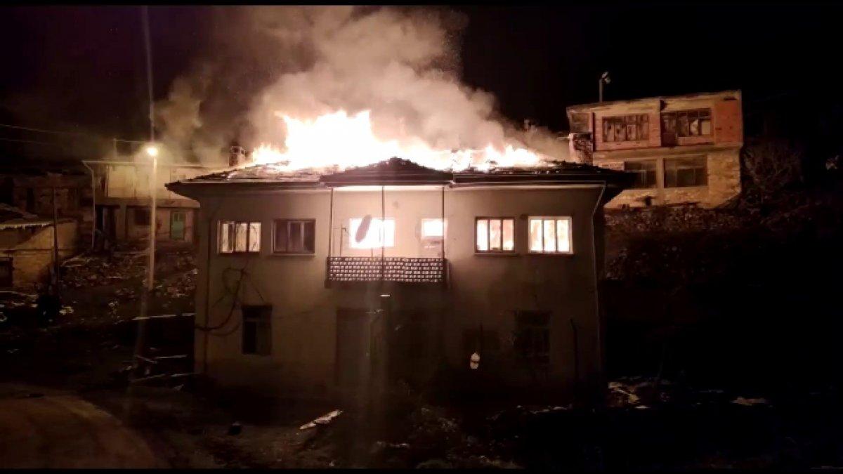 Balıkesir'de çıkan yangında bir ev küle döndü