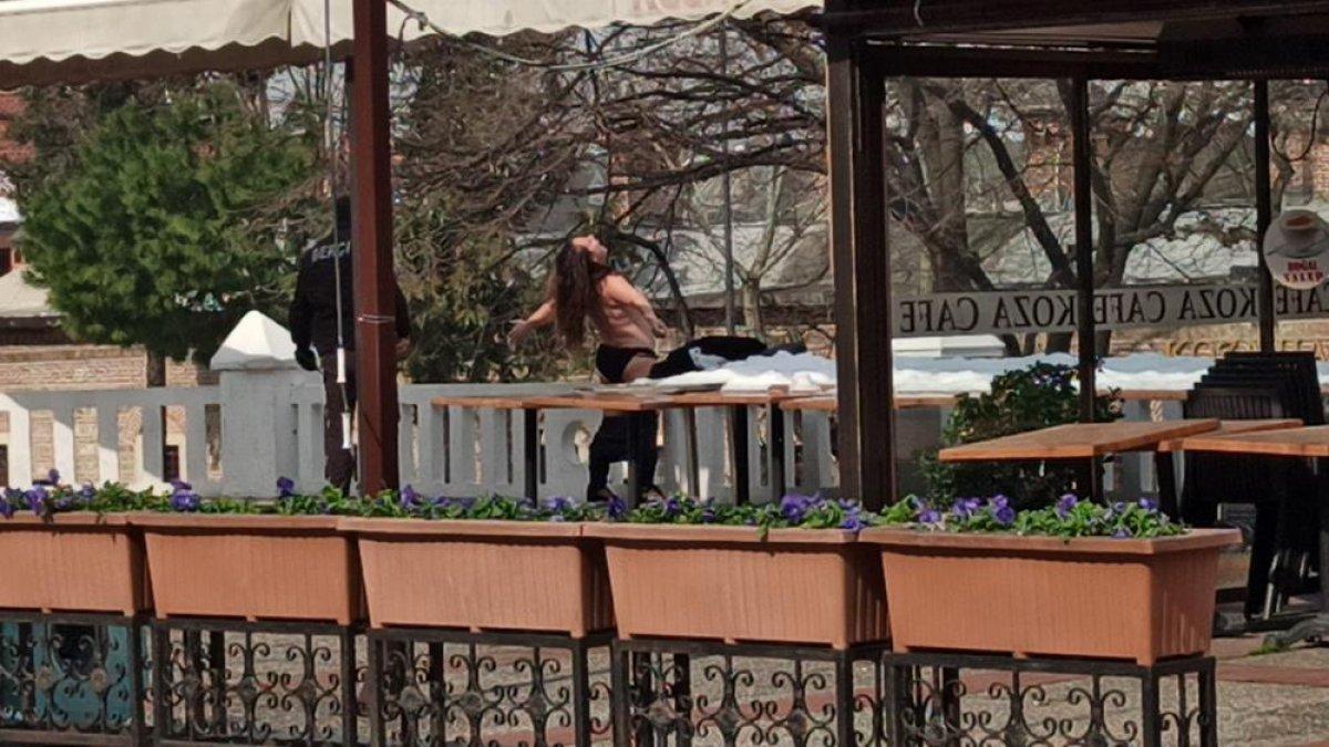 Bursa'da çıplak halde caddede koşan kadın