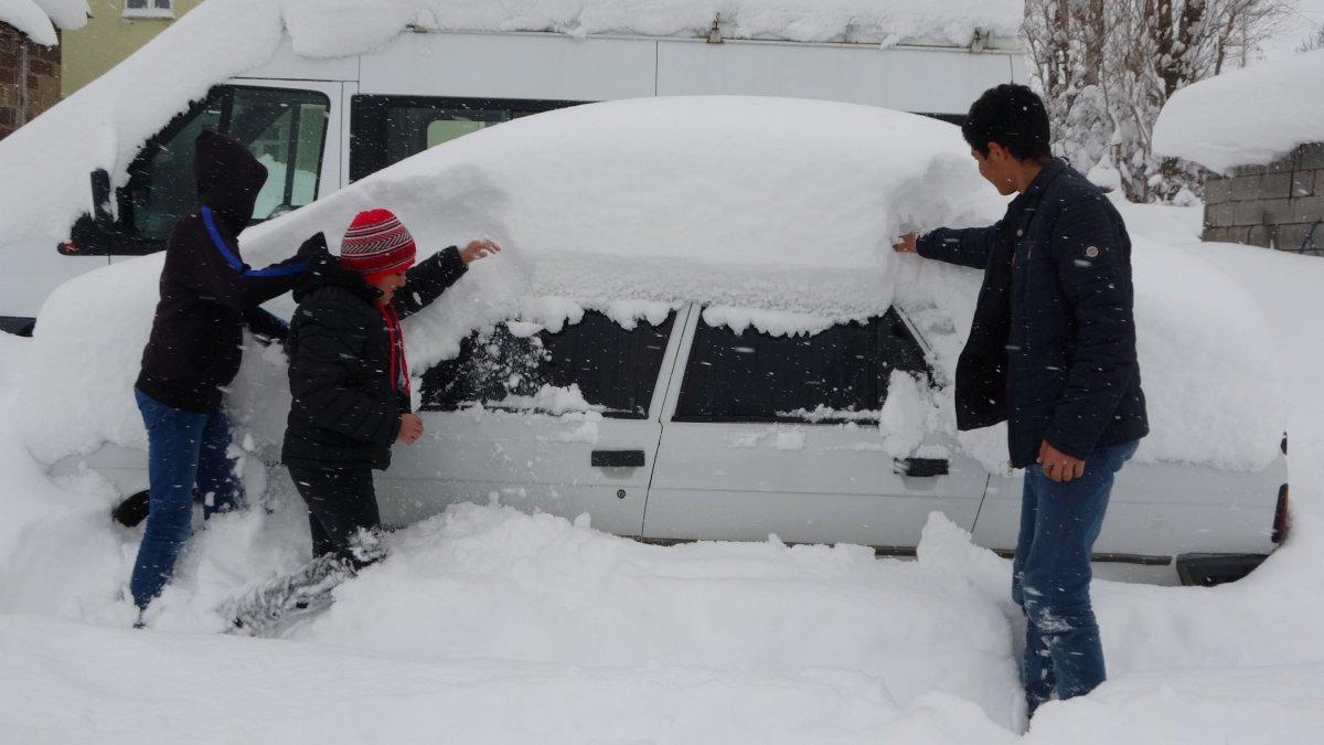 Muş'ta bir köy kara gömüldü