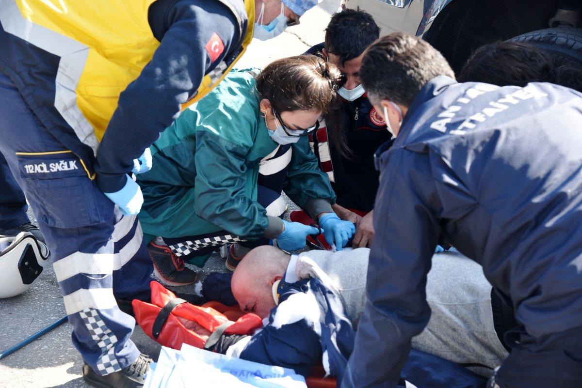 Antalya'da motosiklet sürücüsü, lüks cipin altında kaldı