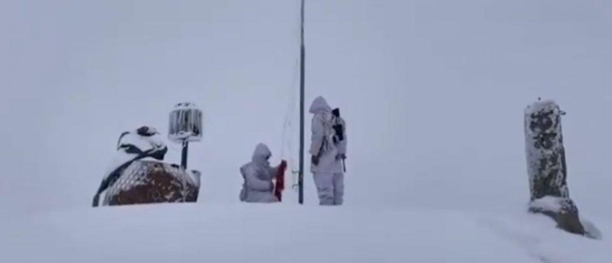 Mehmetçik, Stine Üs Bölgesi’nde bayrak değişimi yaptı