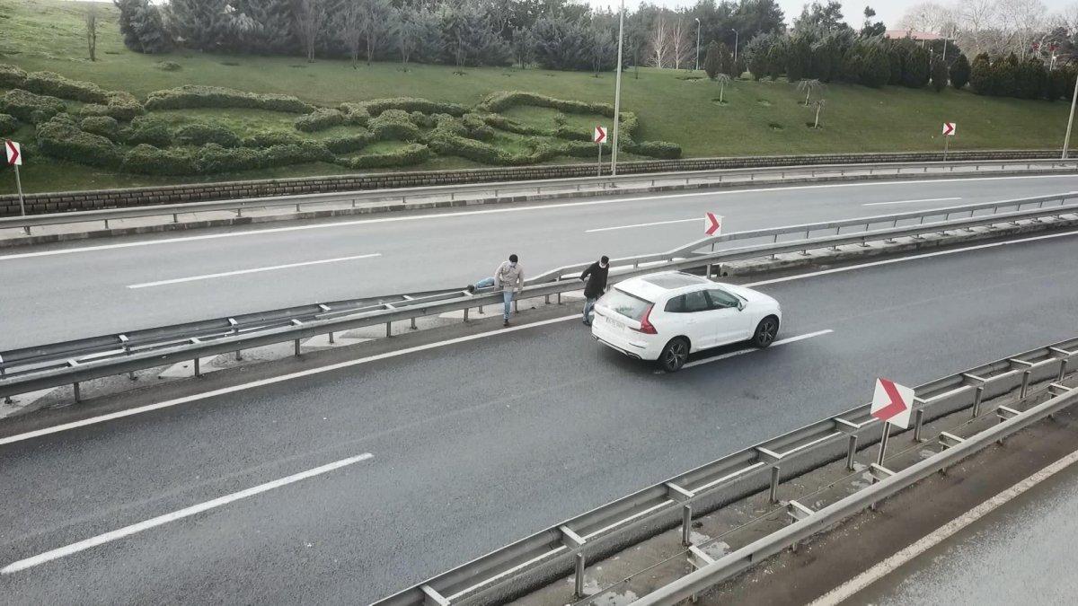 Kağıthane'de mezarlığa ulaşmak isteyenler ölümle burun buruna geliyor