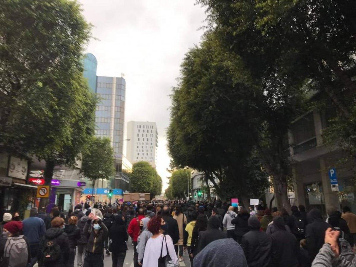 Güney Kıbrıs'ta hükümetin korona politikası protesto edildi