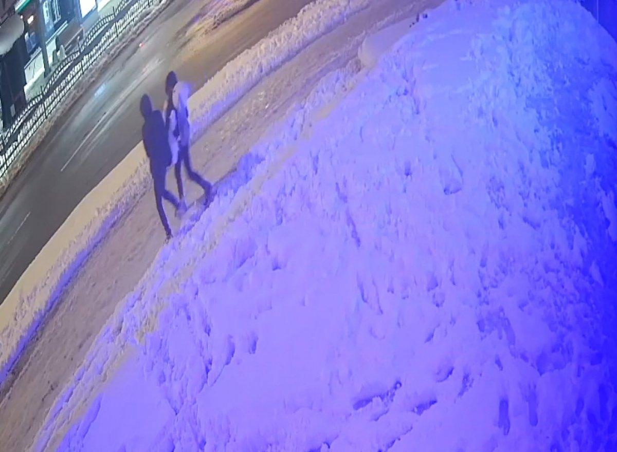 İzmit’te kardan kadını kucaklayıp götürdüler