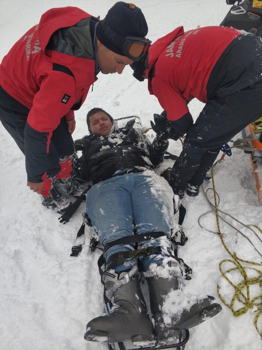 Kocaeli’de 20 metre yükseklikten ormanlık alana düşen turist kurtarıldı