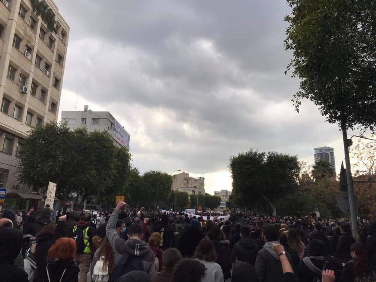 Güney Kıbrıs'ta hükümetin korona politikası protesto edildi