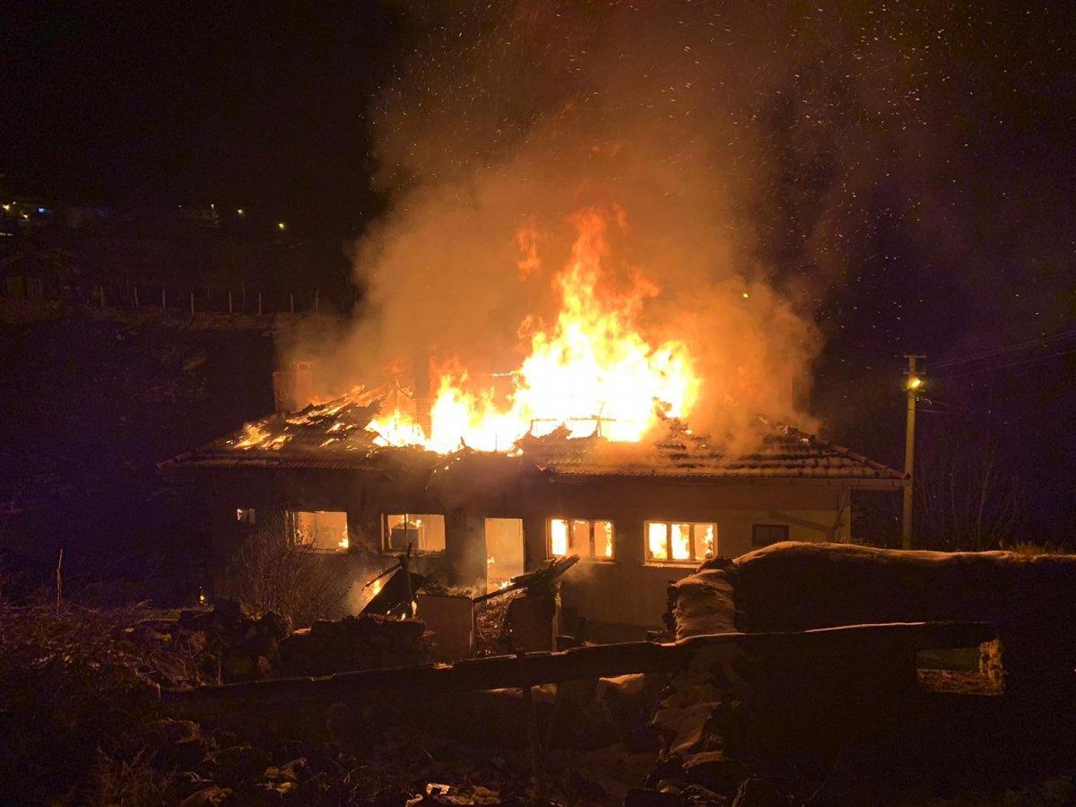 Balıkesir'de çıkan yangında bir ev küle döndü