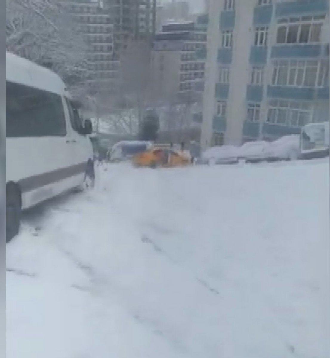 İstanbul'da bir müşteri karda kayan taksiden atladı