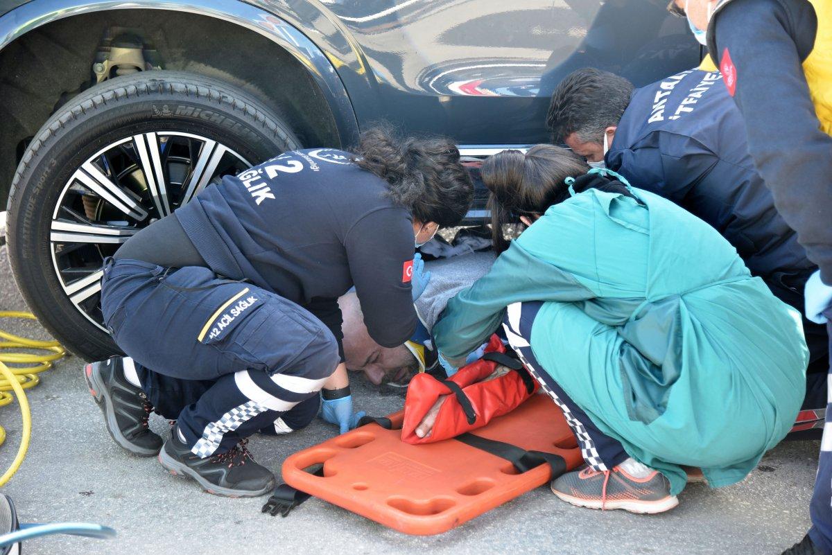 Antalya'da motosiklet sürücüsü, lüks cipin altında kaldı