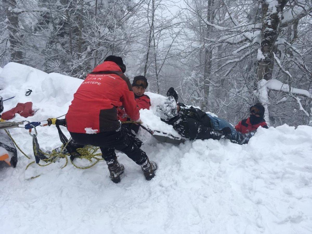 Kocaeli’de 20 metre yükseklikten ormanlık alana düşen turist kurtarıldı