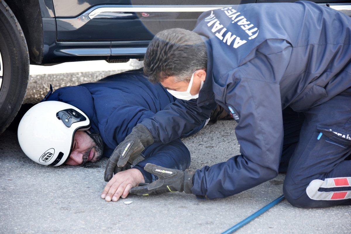 Antalya'da motosiklet sürücüsü, lüks cipin altında kaldı