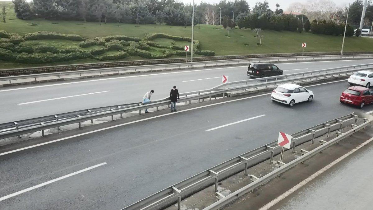 Kağıthane'de mezarlığa ulaşmak isteyenler ölümle burun buruna geliyor