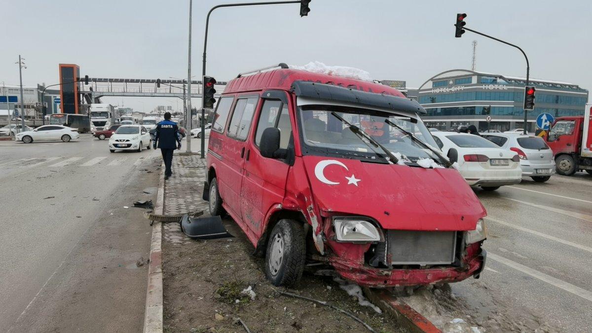 Bursa'da yaya geçidinde ölümden kıl payı kurtuldu