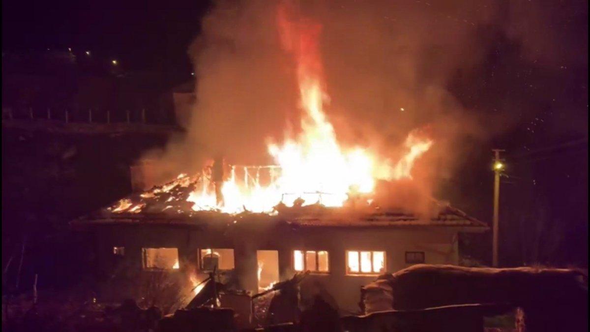 Balıkesir'de çıkan yangında bir ev küle döndü