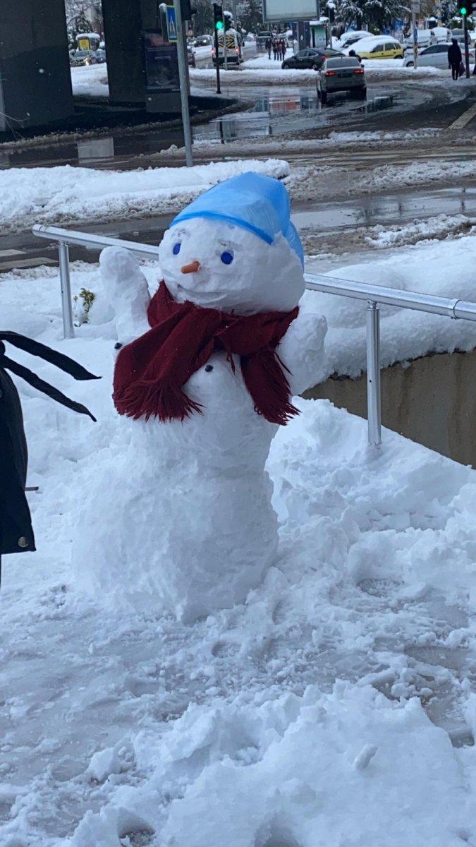 İzmit’te kardan kadını kucaklayıp götürdüler