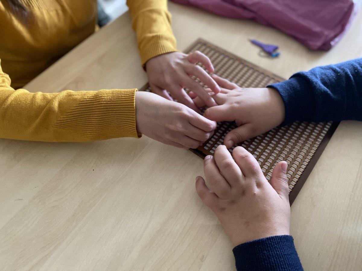 Düzce'de görme engelli Ahizer öğretmen, çocuklara Braille alfabesini öğretiyor