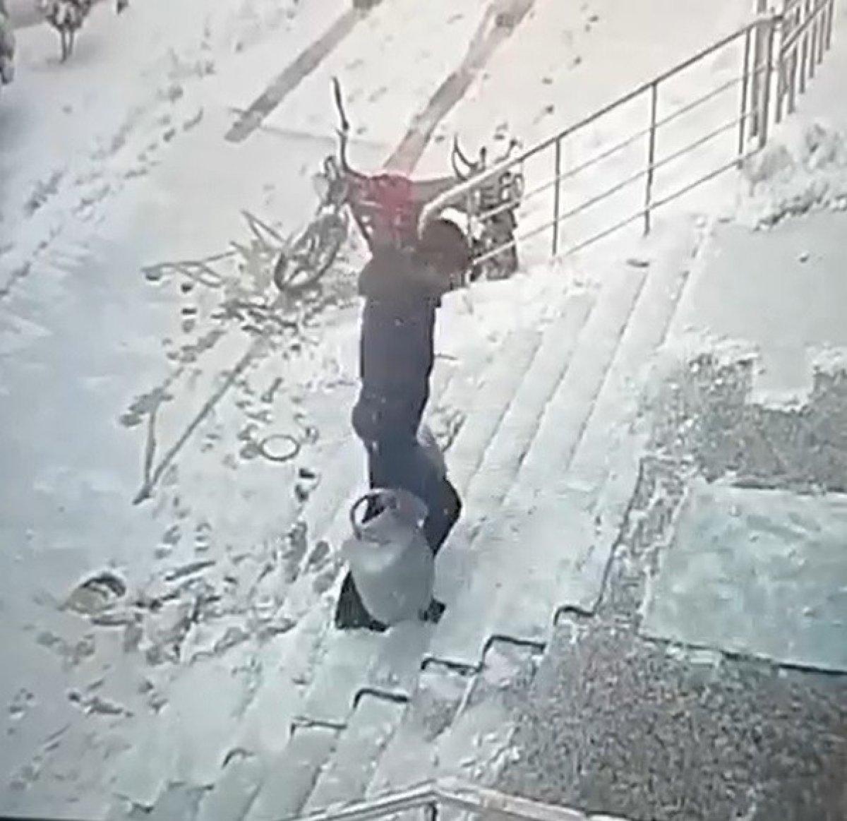 Tokat'ta buzlanan merdiven tüpçüye zor anlar yaşattı