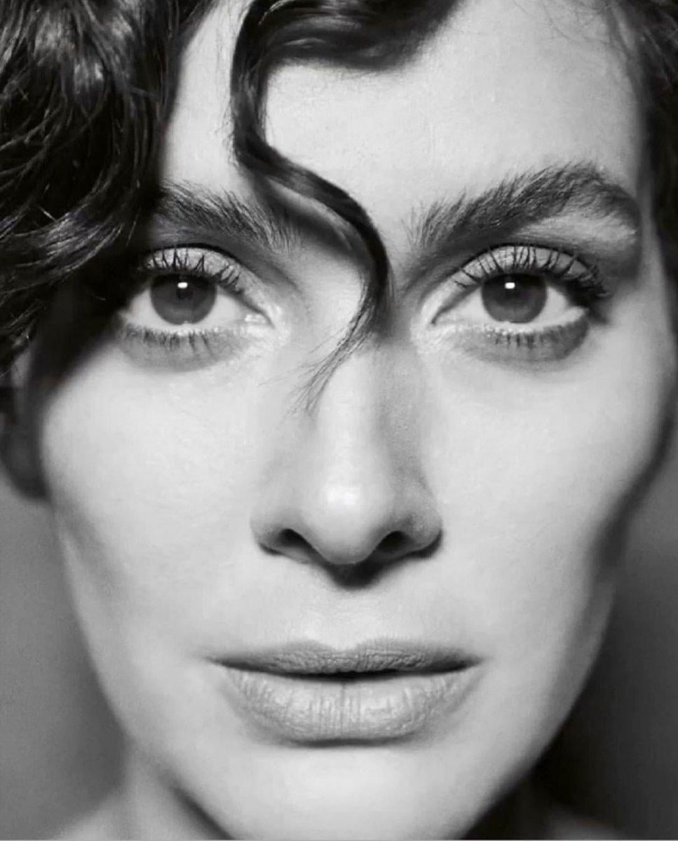 Bergüzar Korel, sosyal medyasını yorumlara ve özel mesajlara kapattı