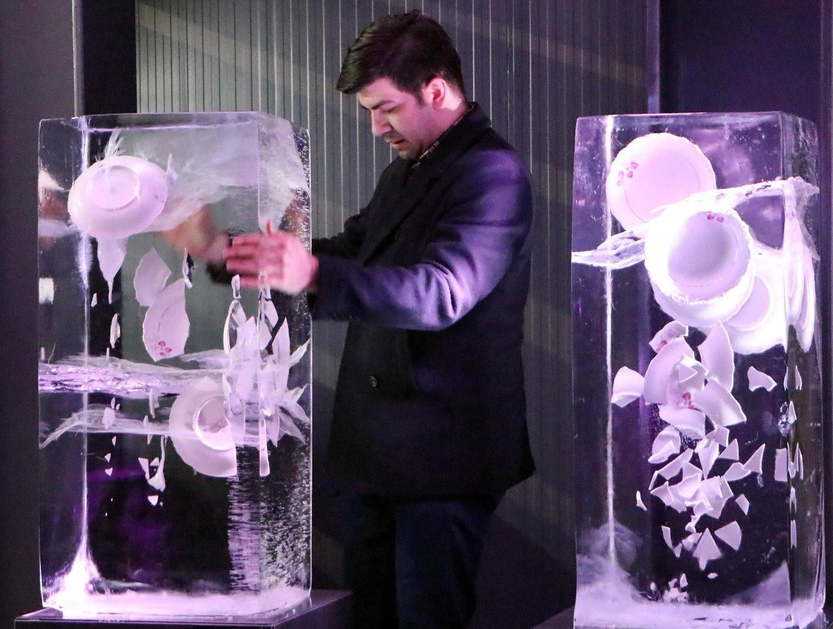 Erzurum'da ölen teyzesinin çeyizlik tabaklarını 'Buz Müzesi'nde sergiliyor