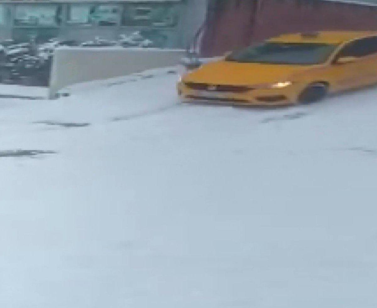 İstanbul'da bir müşteri karda kayan taksiden atladı