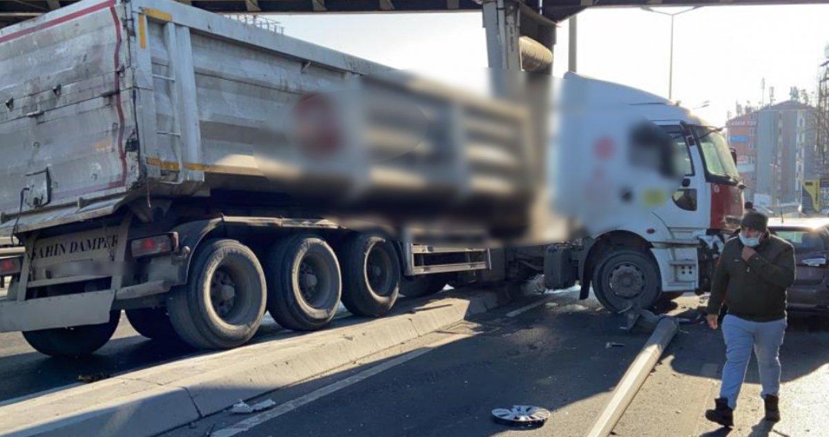 Beylikdüzü'nde kamyon iki araca çarptı