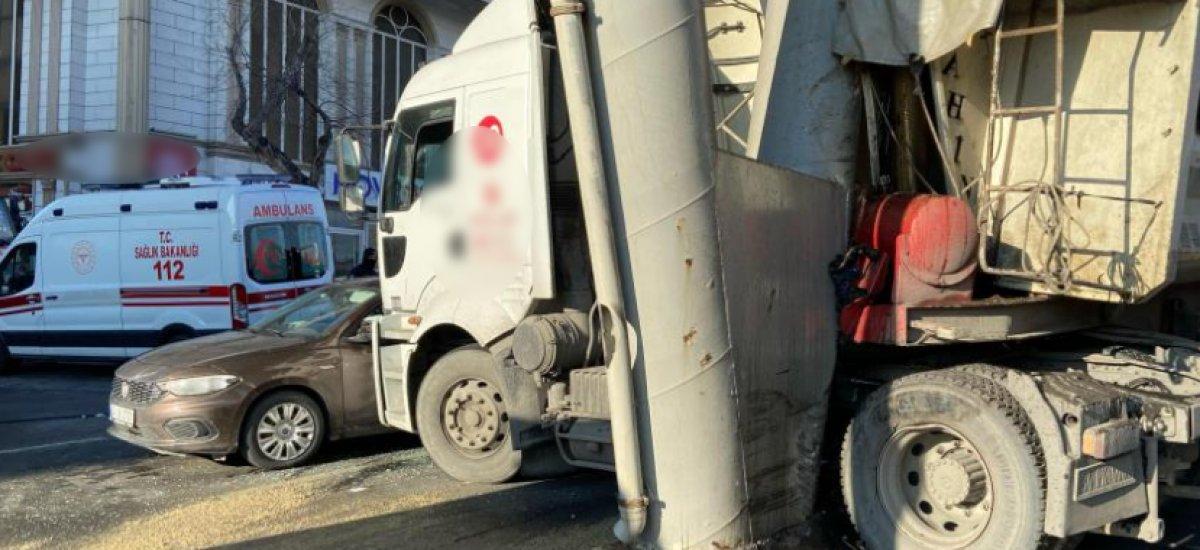 Beylikdüzü'nde kamyon iki araca çarptı