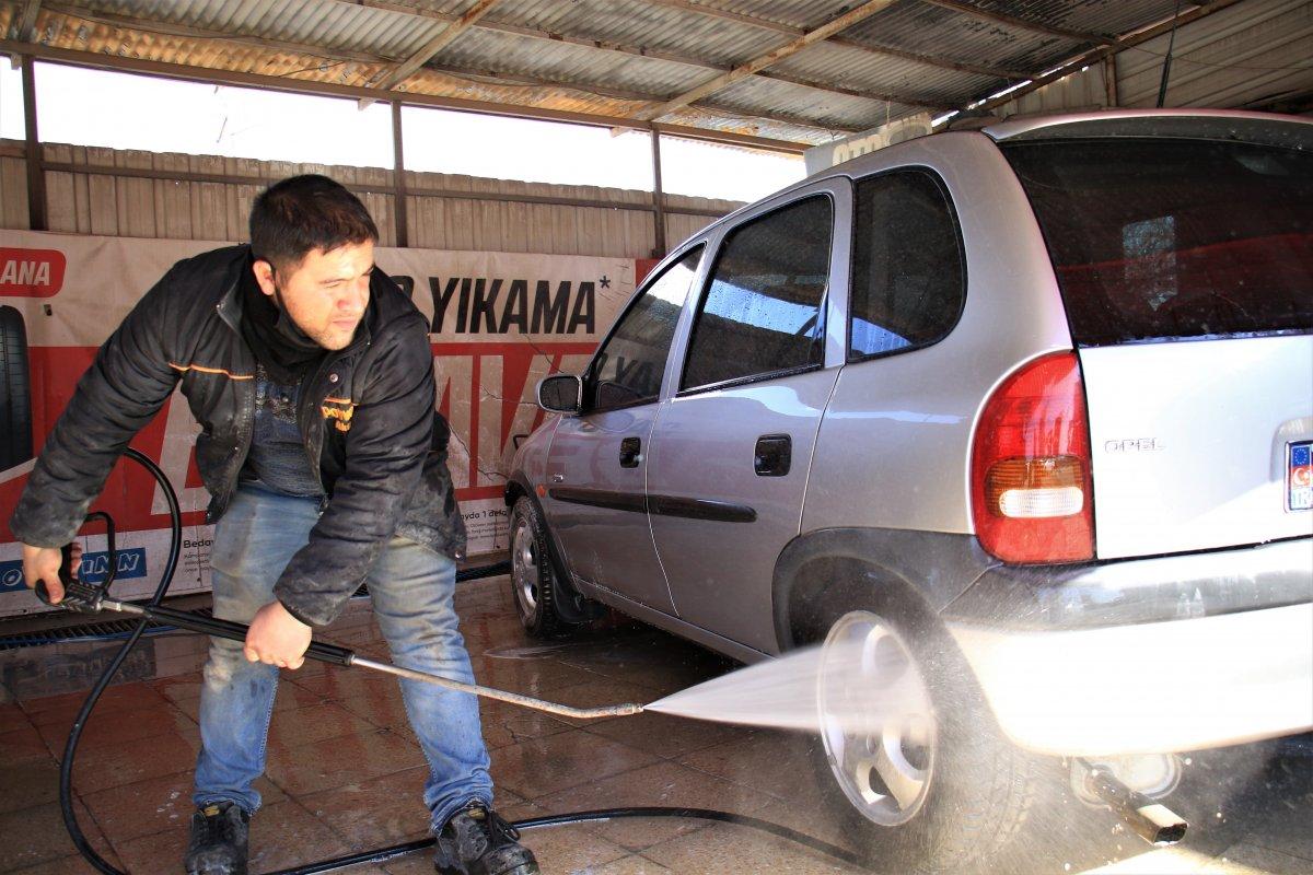 Elazığ'da zihinsel engelli Erhan, işinde usta oldu