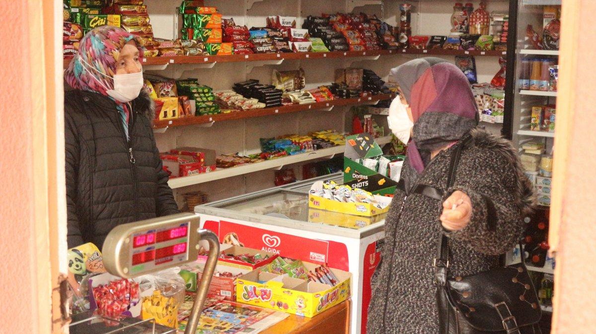 Kocaeli'de mahallenin 'bakkal ablası' çocukların kahramanı oldu