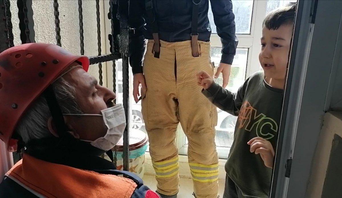 Silivri'de çocuğun kafası kapı demirine sıkıştı