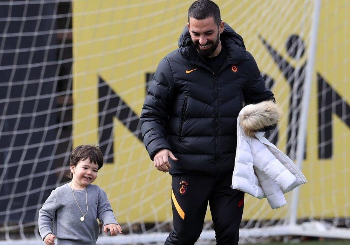 Arda Turan oğluyla birlikte Florya'da