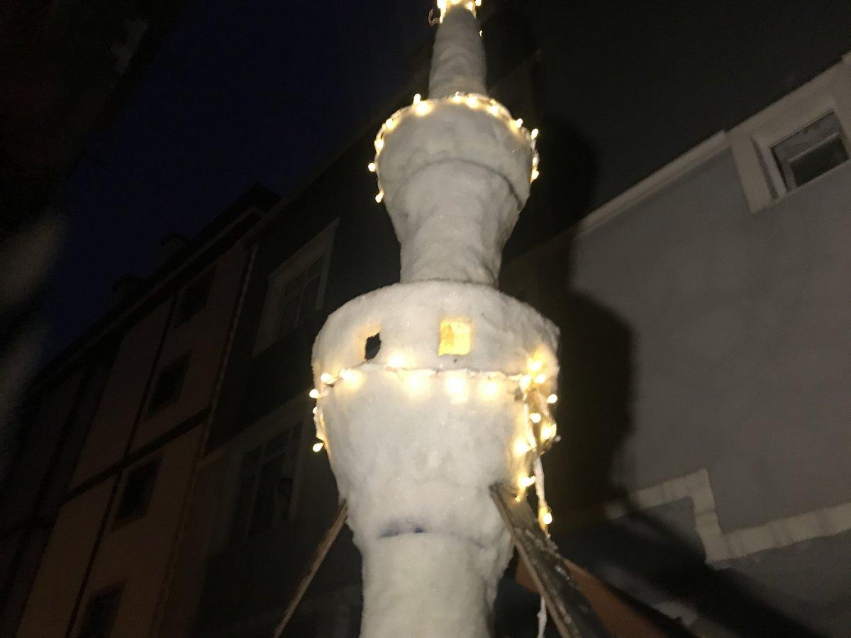 Ümraniye'de kardan minyatür minare yapıldı