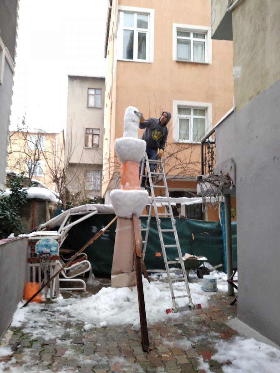 Ümraniye'de kardan minyatür minare yapıldı