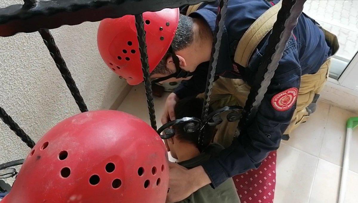 Silivri'de çocuğun kafası kapı demirine sıkıştı