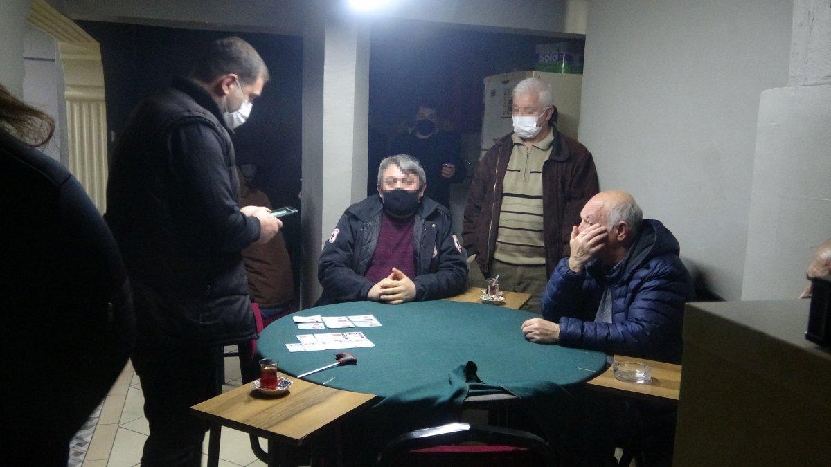 Bursa'da berberden girilen kahvehaneye polis baskını