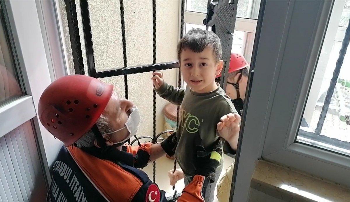 Silivri'de çocuğun kafası kapı demirine sıkıştı