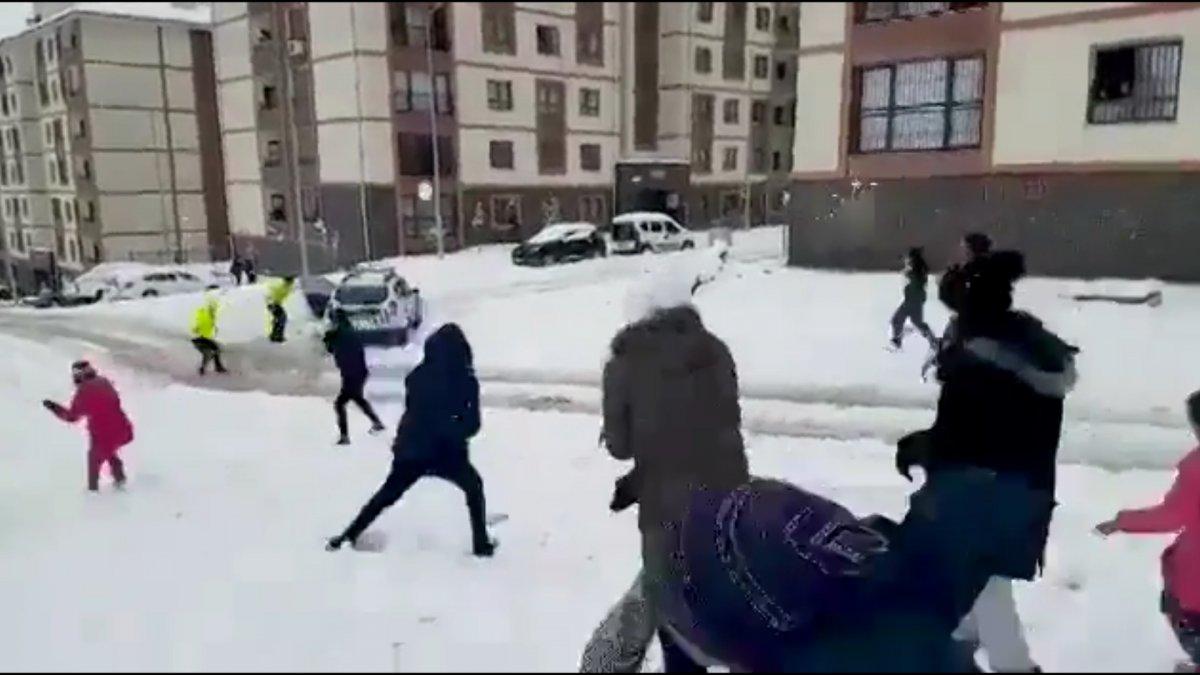 Şırnak polisi ile çocuklar arasında eğlenceli kartopu savaşı