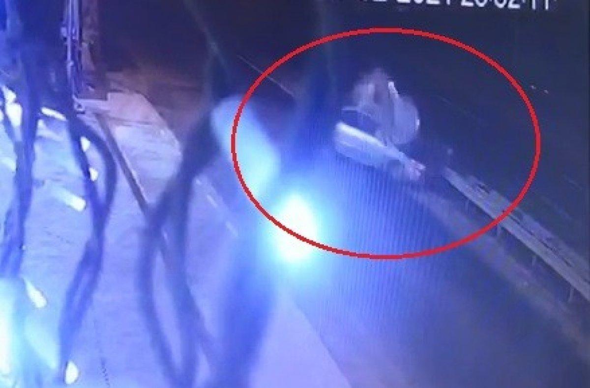 Kocaeli'de sürücünün öldüğü kaza anı kameralara yansıdı