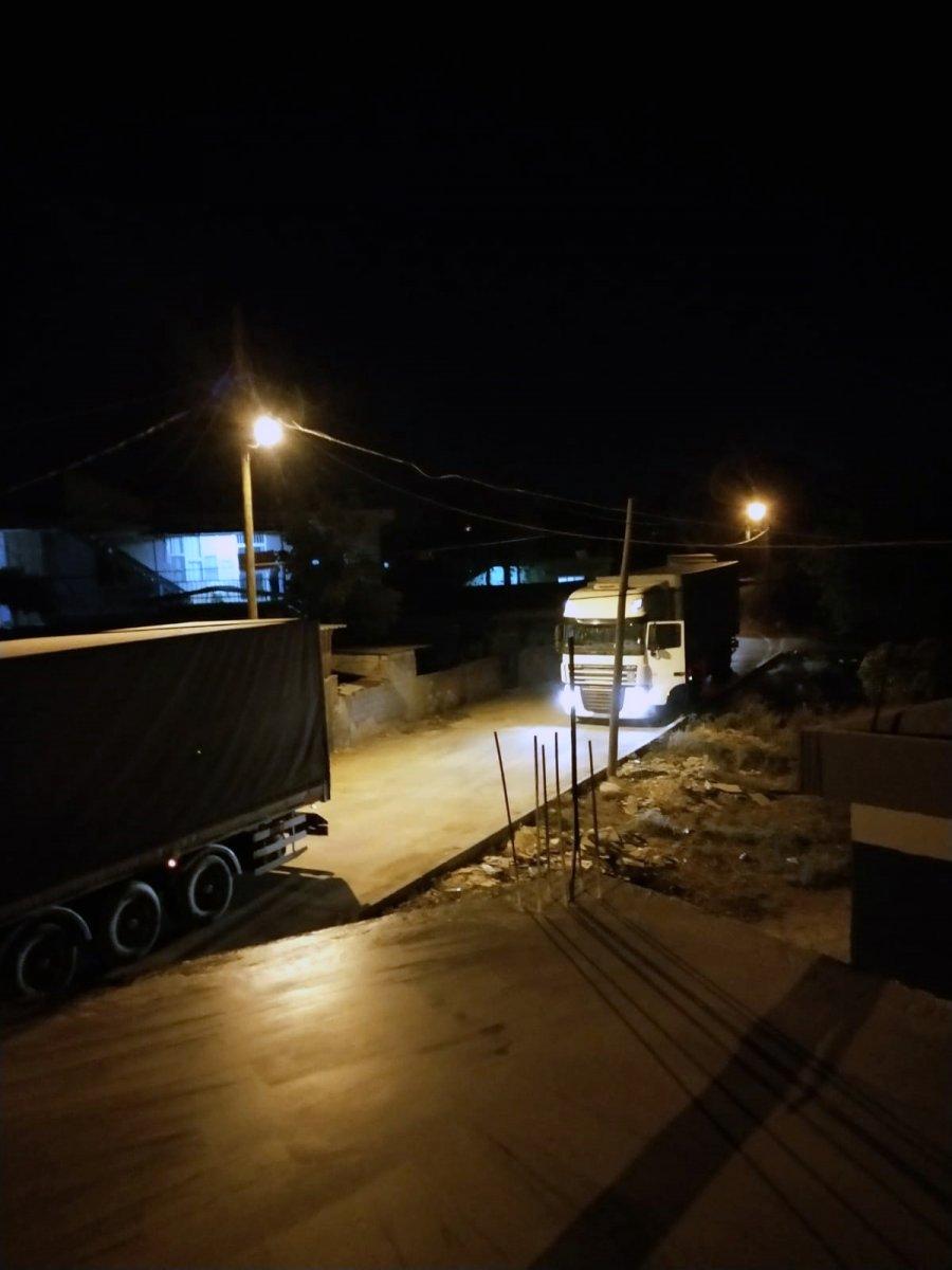 Adana’da tırların geçtiği sokağın sakinleri çözüm bekliyor