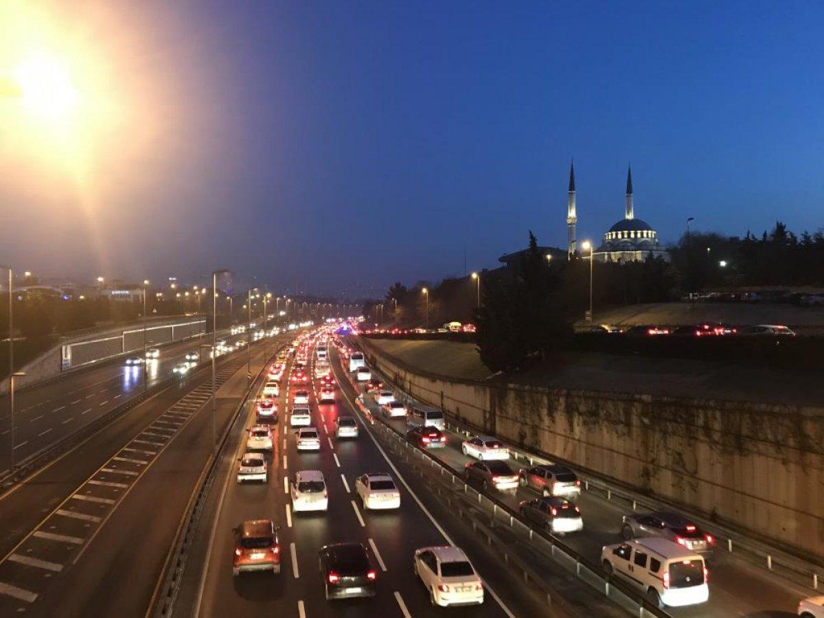 Kısıtlama sonrası İstanbul'da trafik yoğunluğu