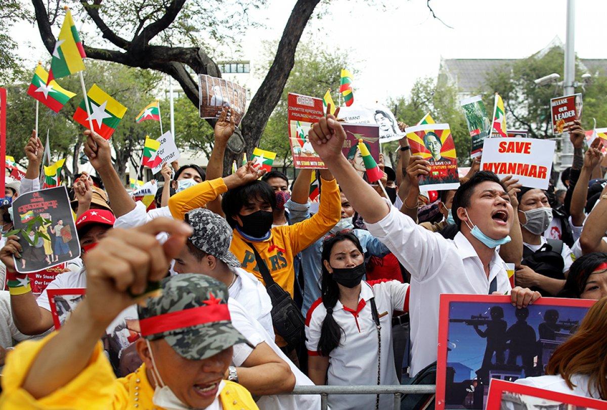 Myanmar'da askeri cunta, darbe karşıtlarını tehdit etti