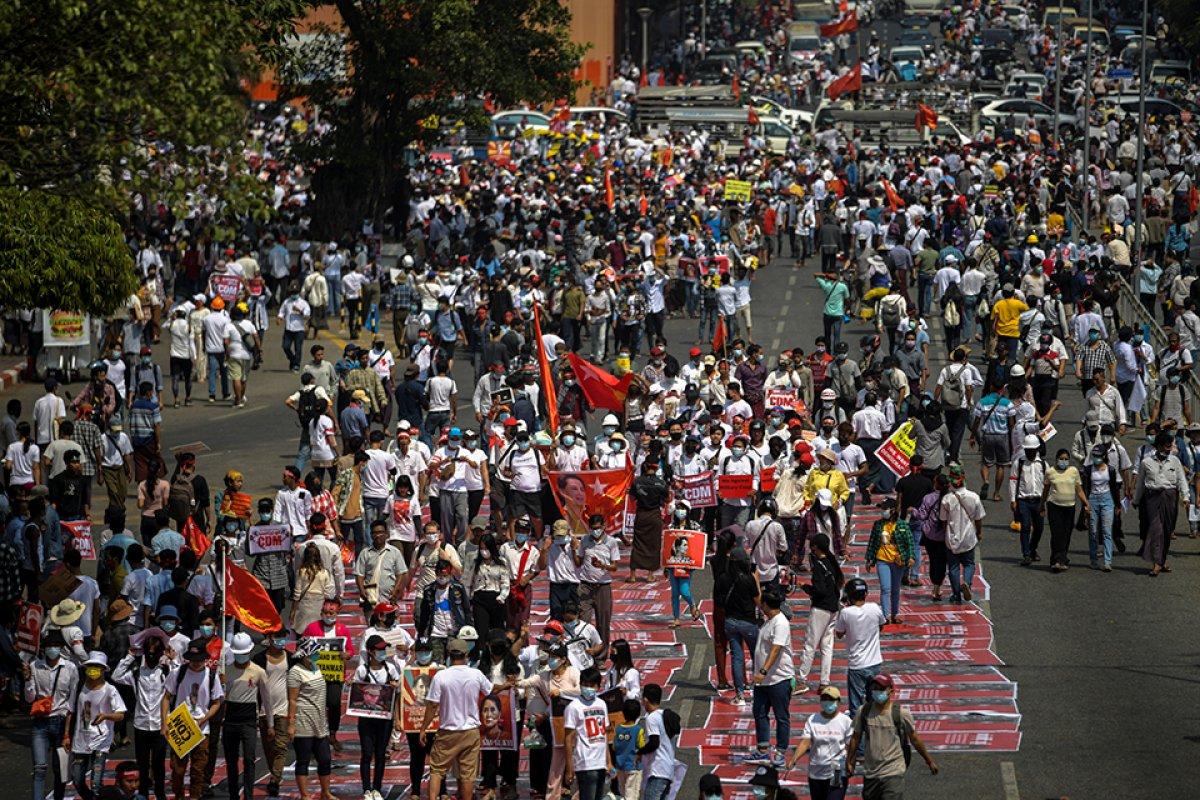 Myanmar'da askeri cunta, darbe karşıtlarını tehdit etti