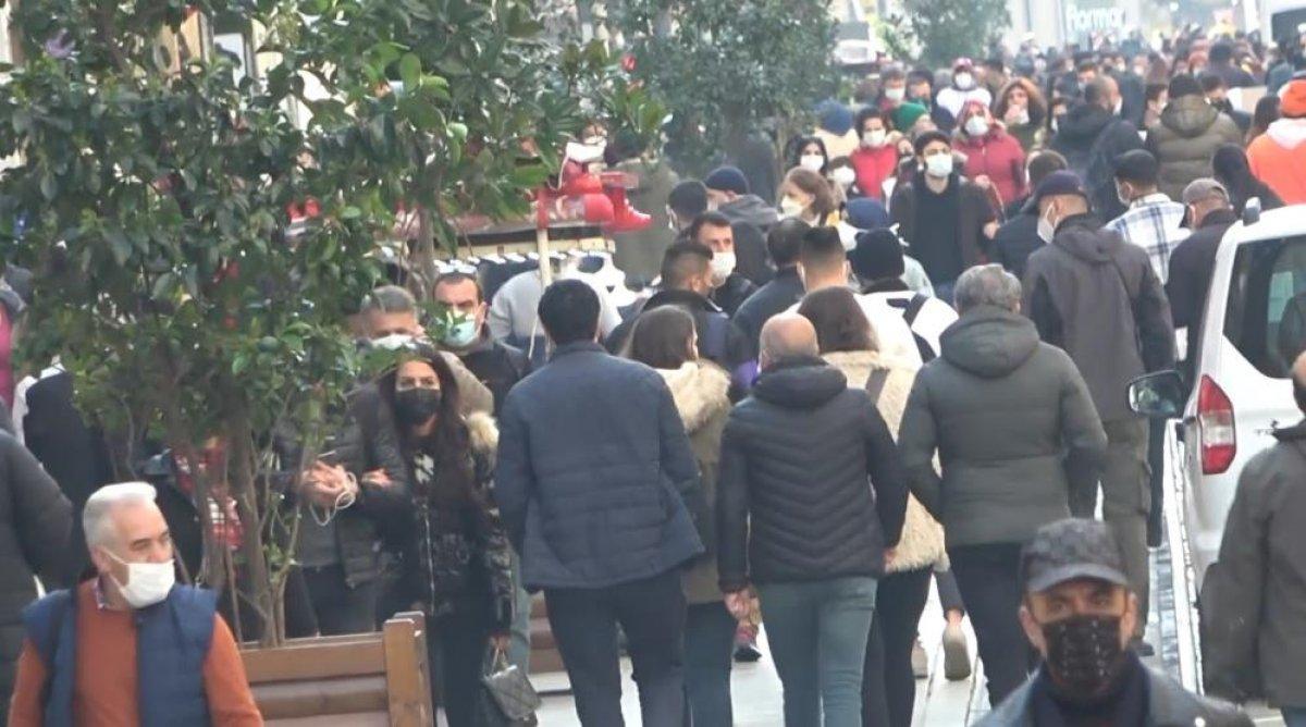 İstiklal Caddesi’nde dikkat çekici kalabalık