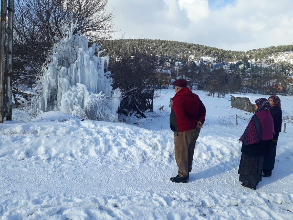 Tokat'ta patlayan su borusu ağaca dönüştü