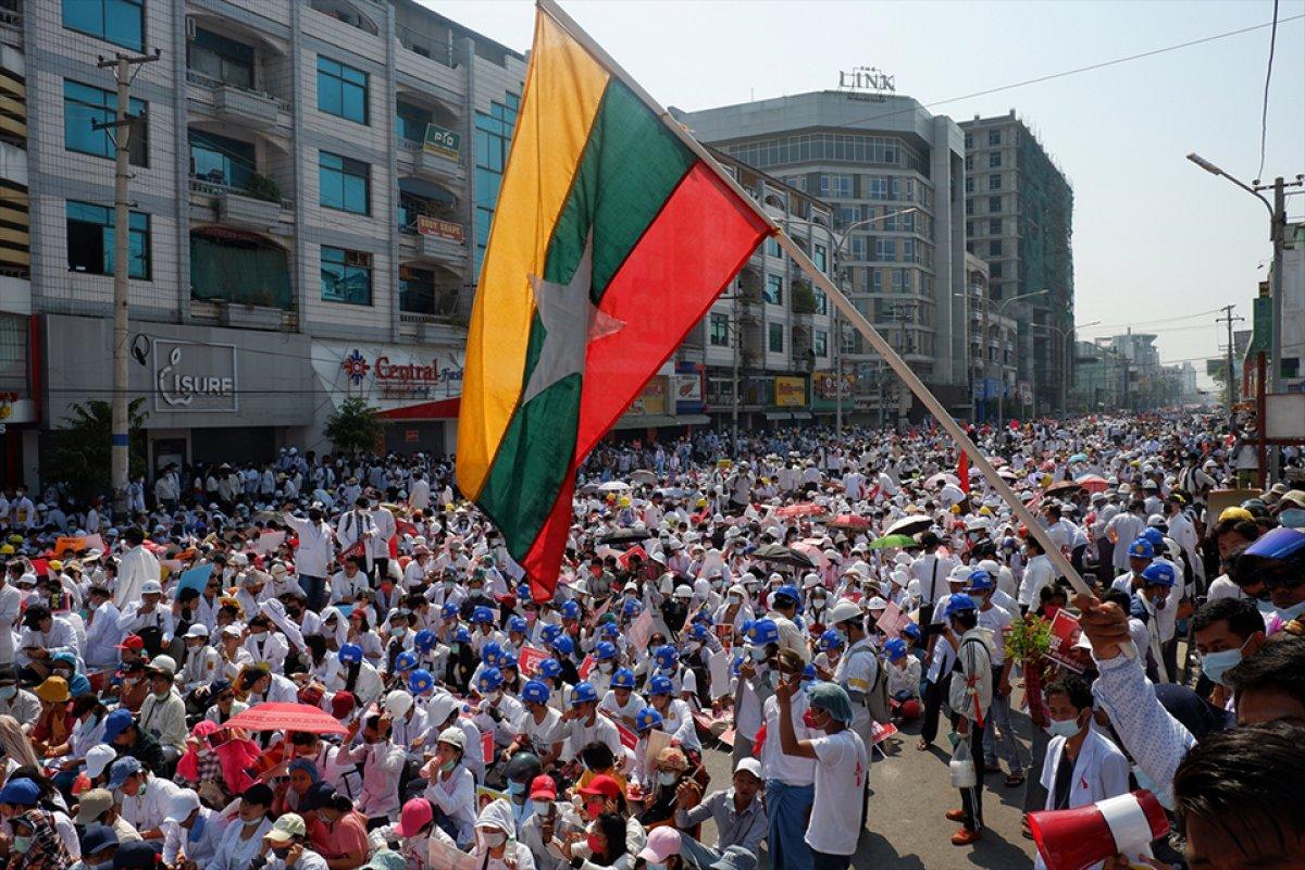 Myanmar'da askeri cunta, darbe karşıtlarını tehdit etti