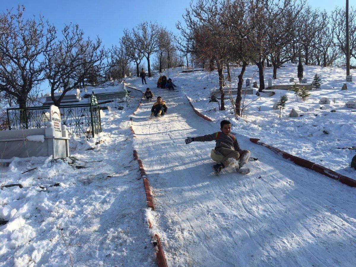 Tokat'ta çocuklar, mezarlık yolunu kayak pistine çevirdi