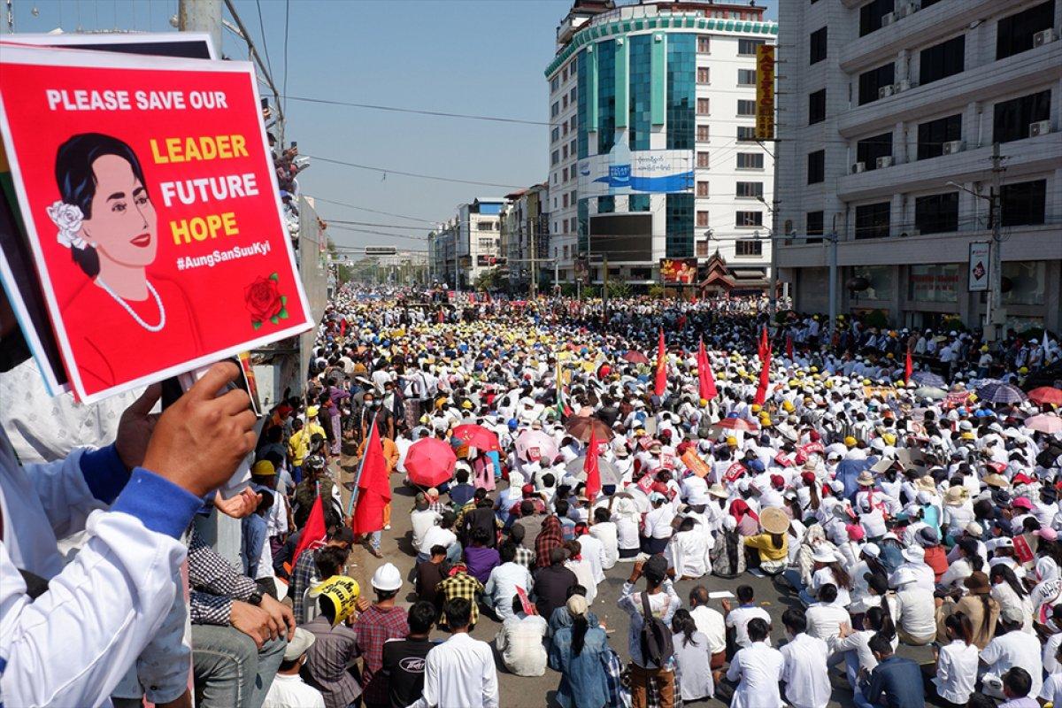 Myanmar'da askeri cunta, darbe karşıtlarını tehdit etti
