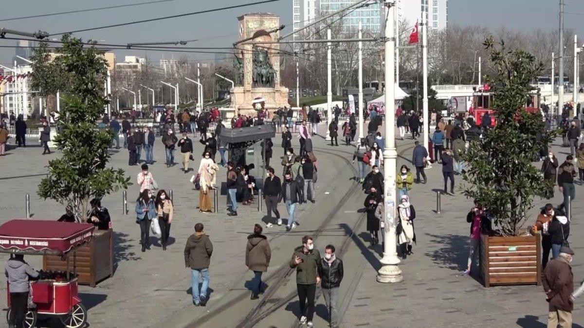İstiklal Caddesi’nde dikkat çekici kalabalık