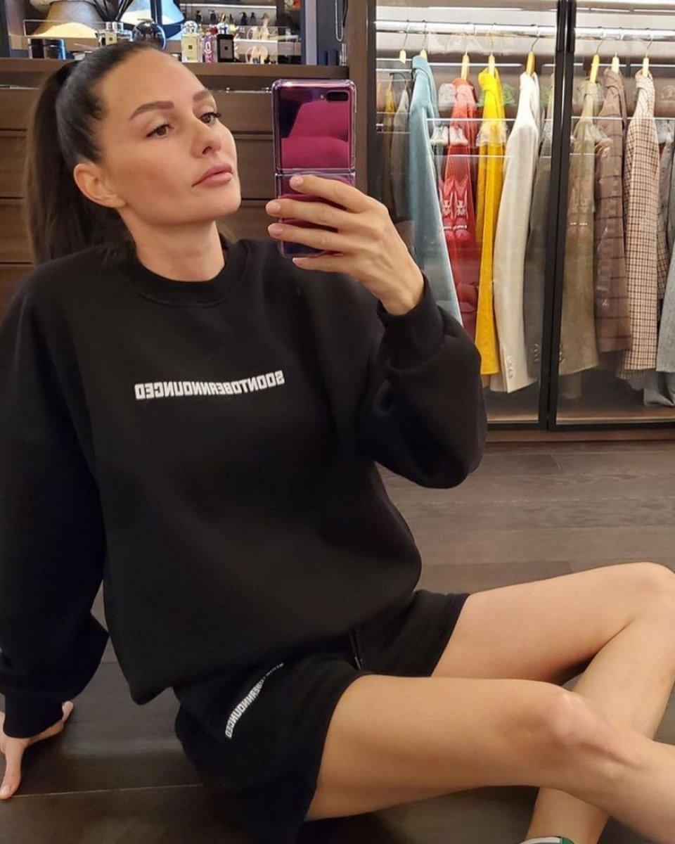 Yasemin Özilhan kaslı bacaklarını gösterdi