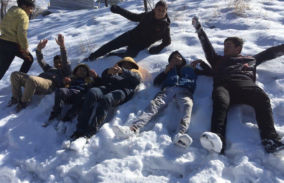 Tokat'ta çocuklar, mezarlık yolunu kayak pistine çevirdi